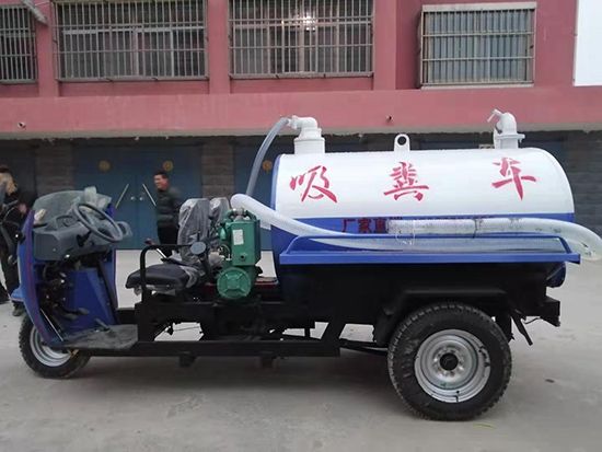 三輪吸糞車