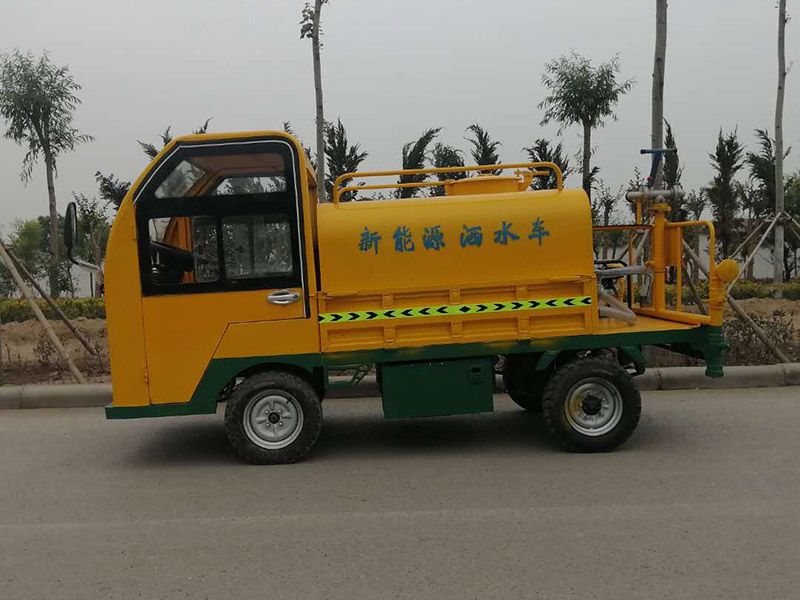 工程四輪灑水車