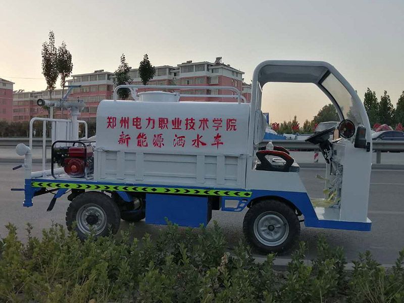 新能源四輪灑水車