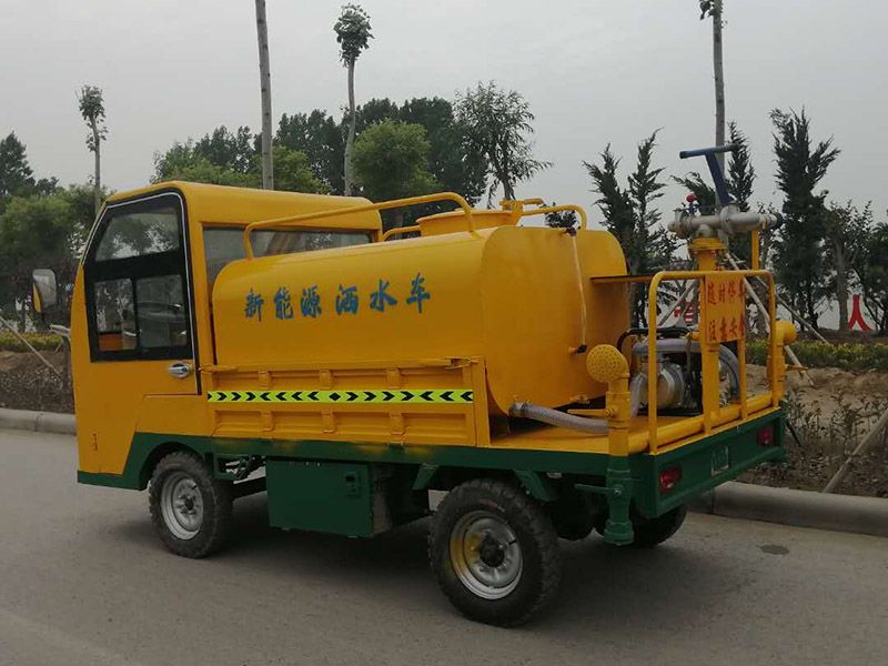 工程四輪灑水車
