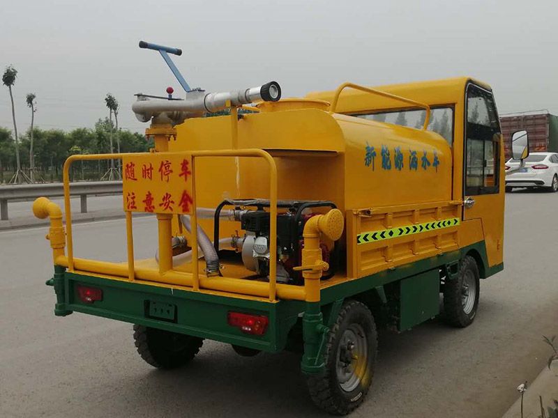 工程四輪灑水車