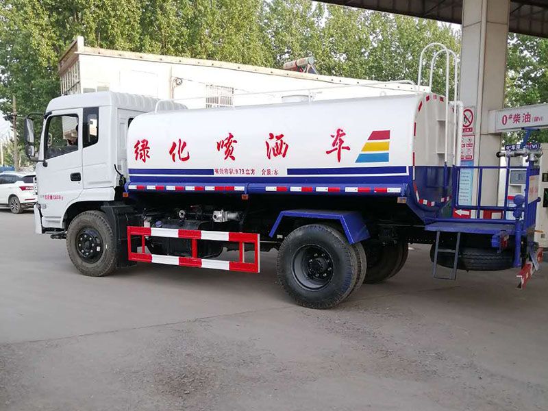 東風(fēng)專底灑水車價格