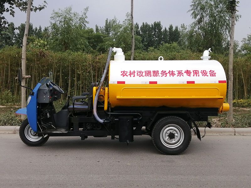 五征三立方吸糞車(chē)