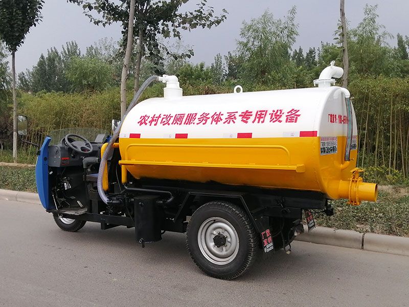 五征三立方吸糞車(chē)